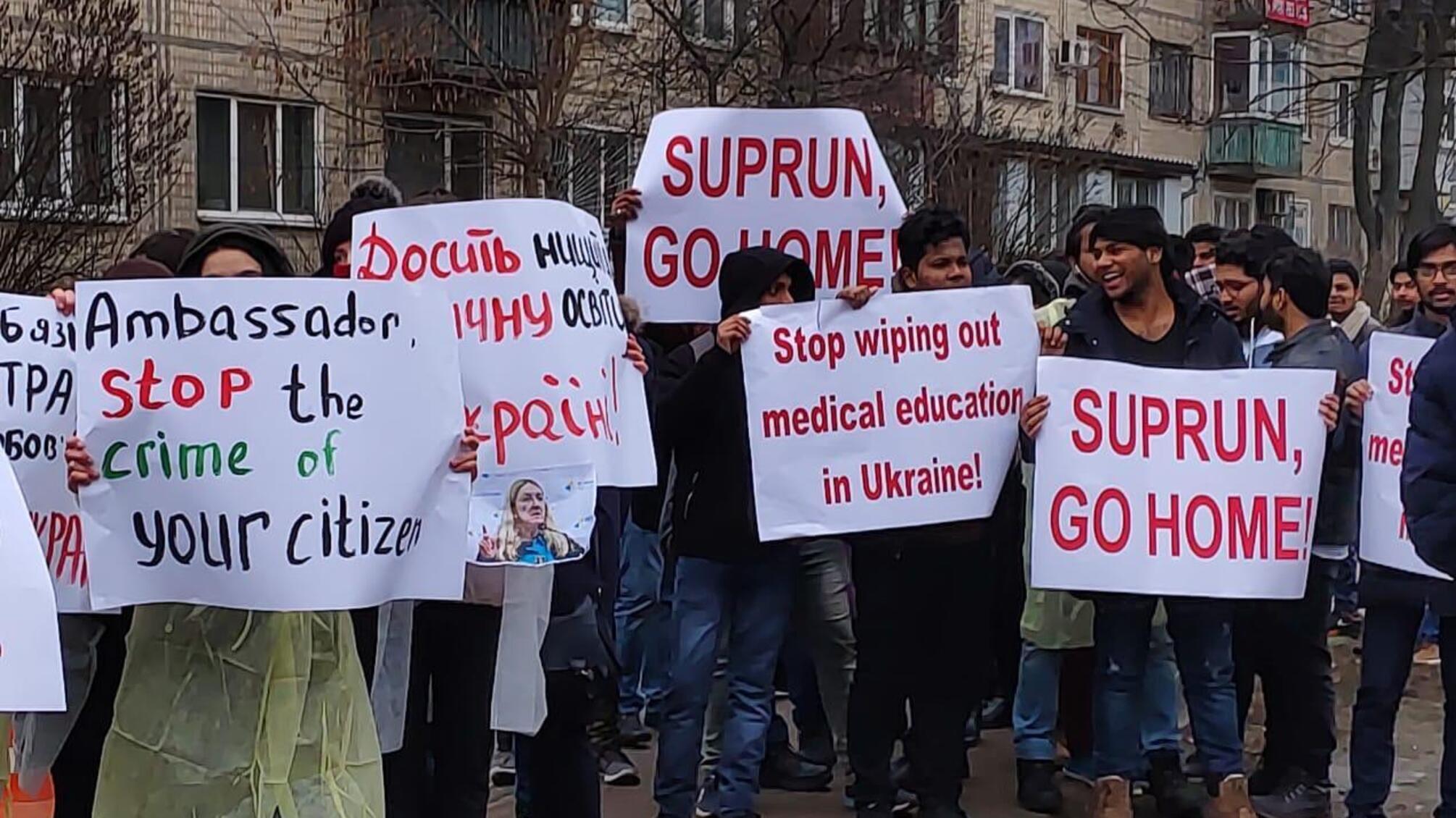 'Чемодан, вокзал, Америка': під посольством США вимагають звільнення очільниці МОЗу Супрун