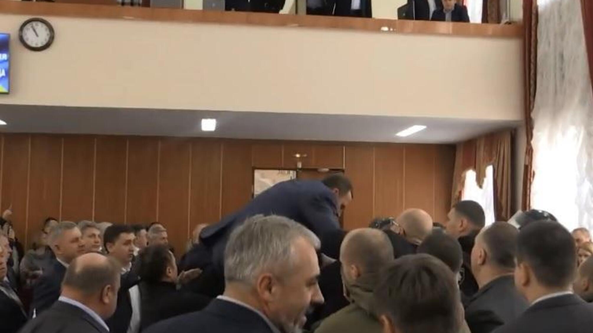 Розбите скло, димові шашки та газові балончики – в Житомирській облраді відбулись сутички (ВІДЕО)