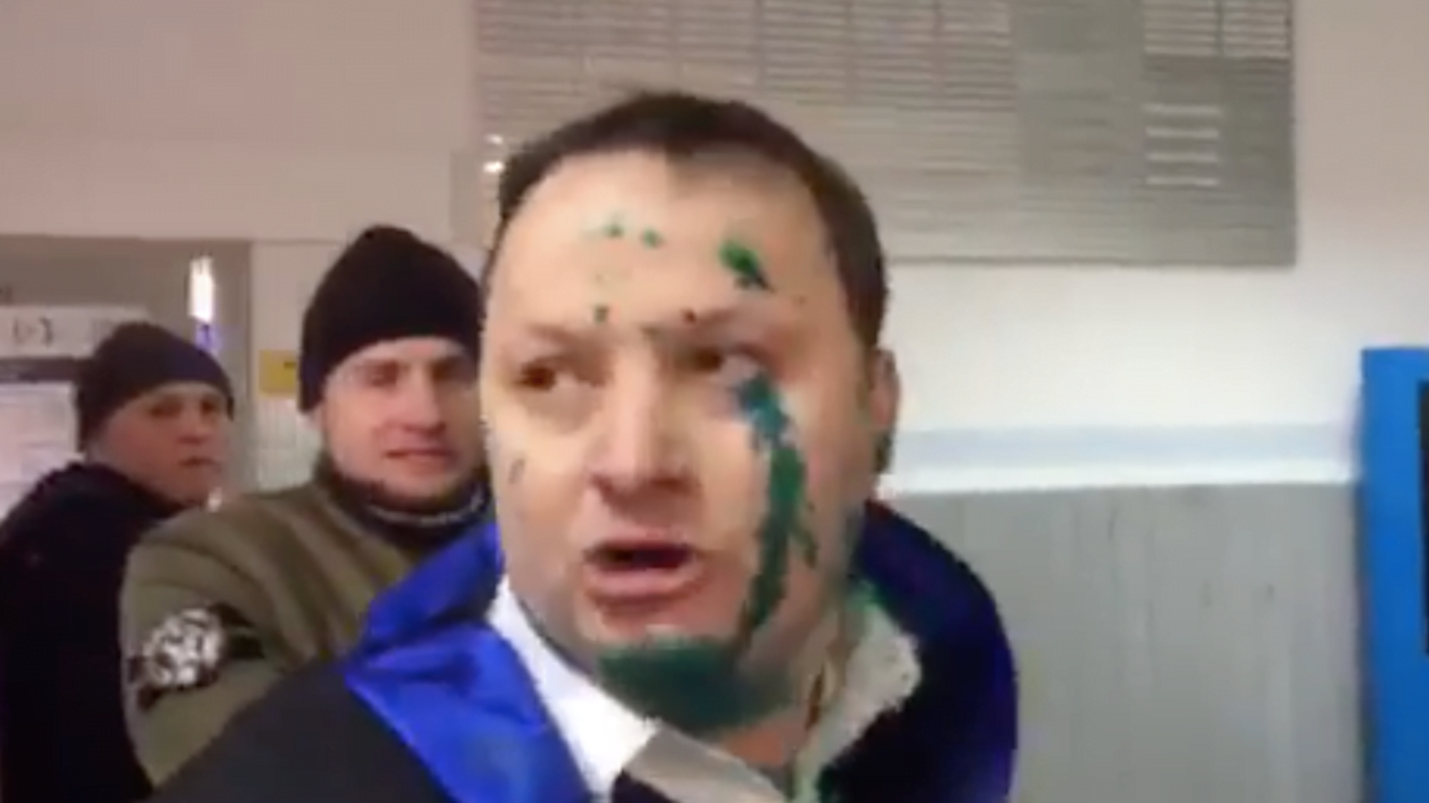 Зеленка за кров? У Києві депутата, який збив насмерть жінку, облили зеленкою (ВІДЕО)