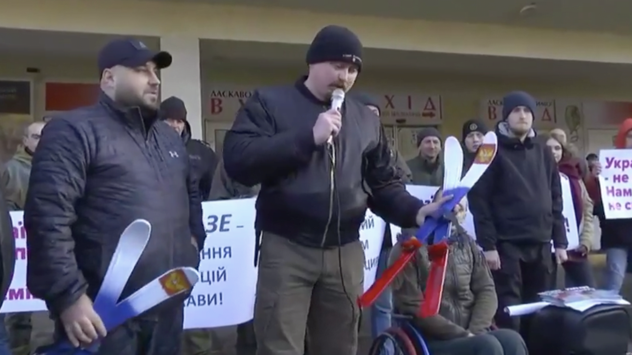 “Розцінюємо це як плювок в обличчя” – у Львові учасники бойових дій вийшли на мітинг