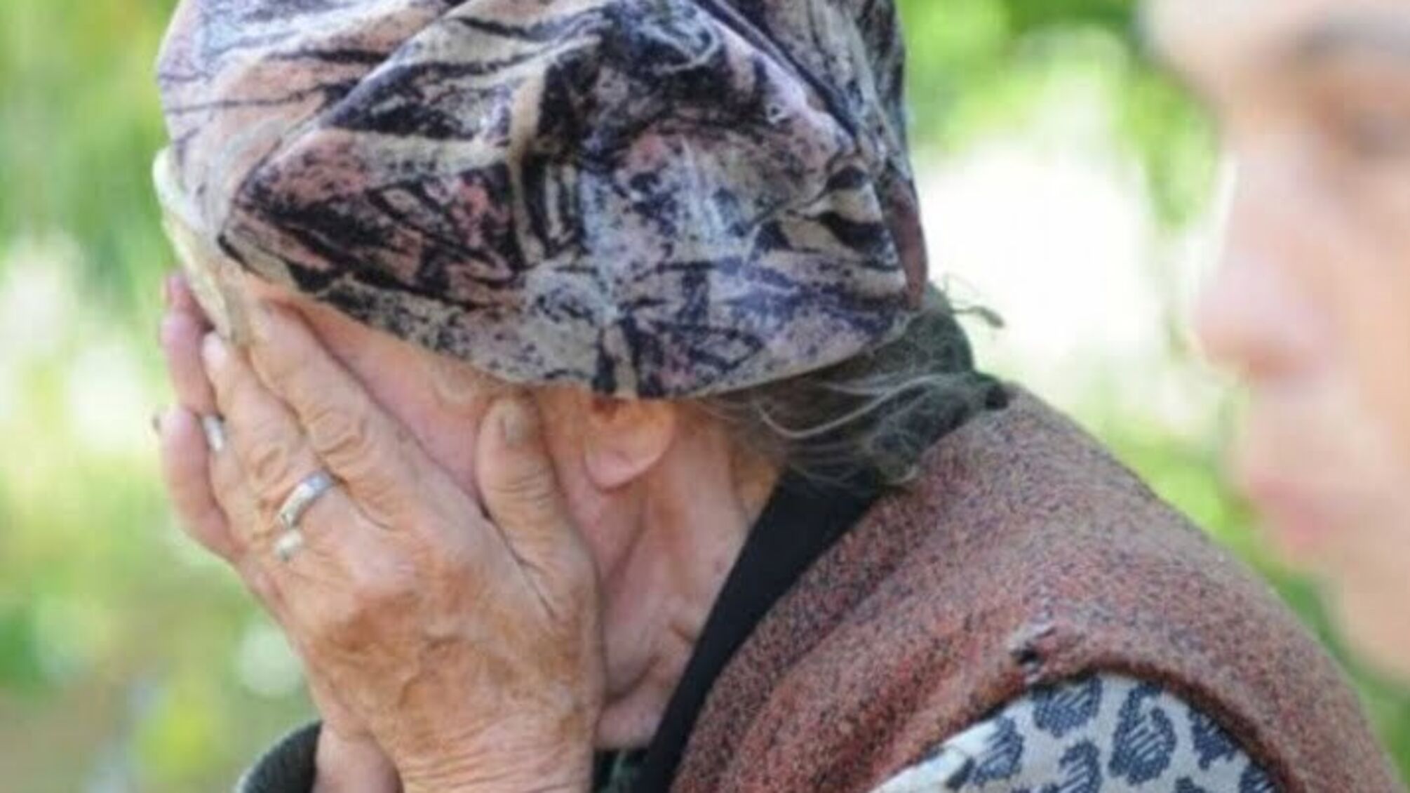 На Луганщині п'яна бабця видворила з дому малолітнього онука