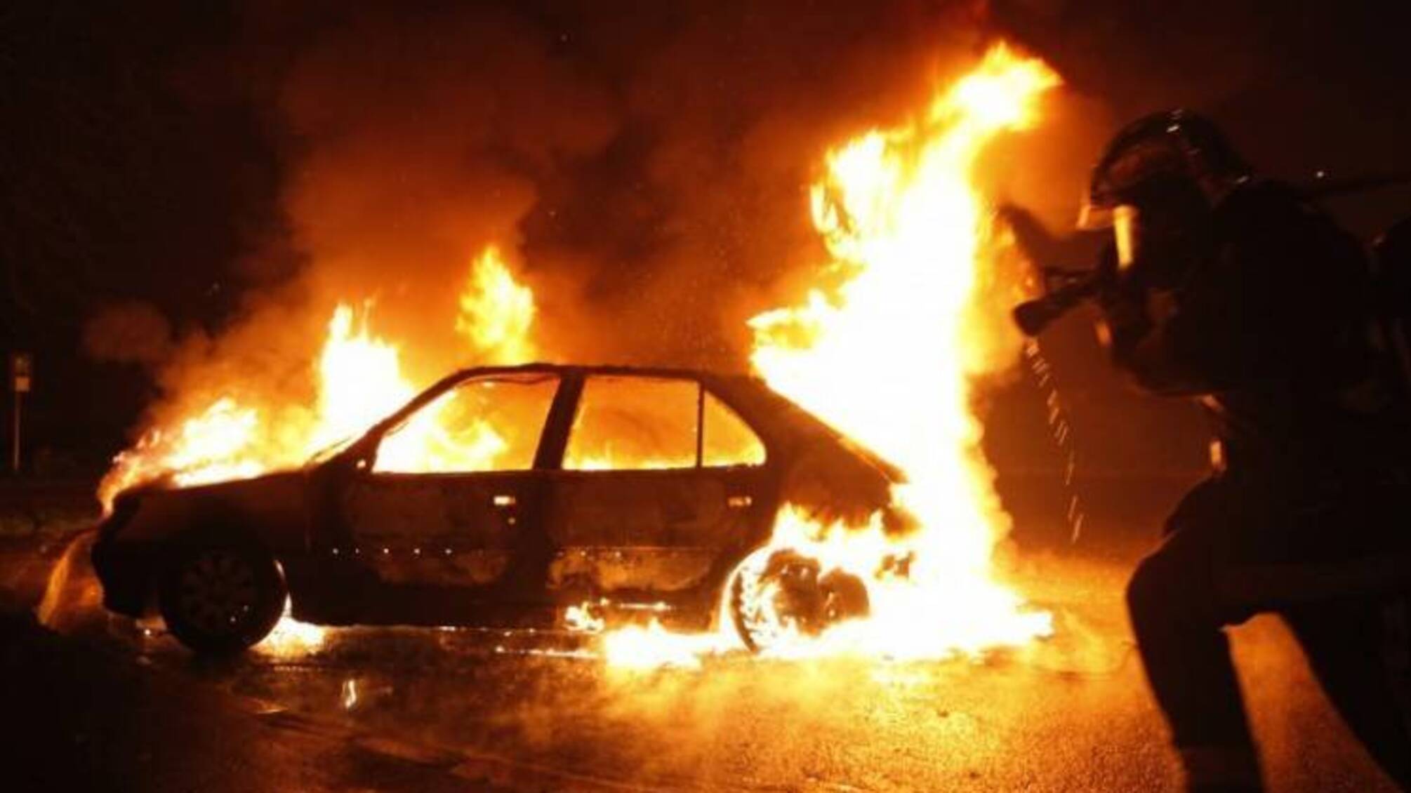 У Києві автомобіль врізався в електроопору і вщент згорів