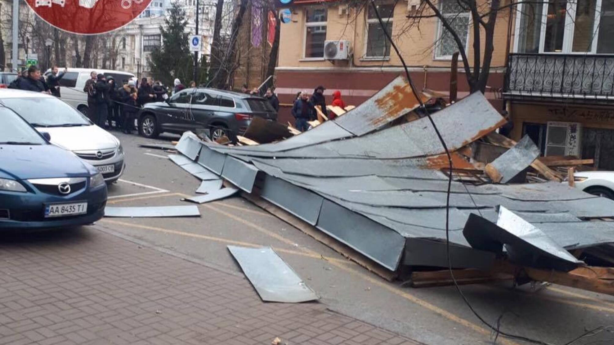Знесені вітром - у центрі столиці з будівлі зірвало дах (фото)