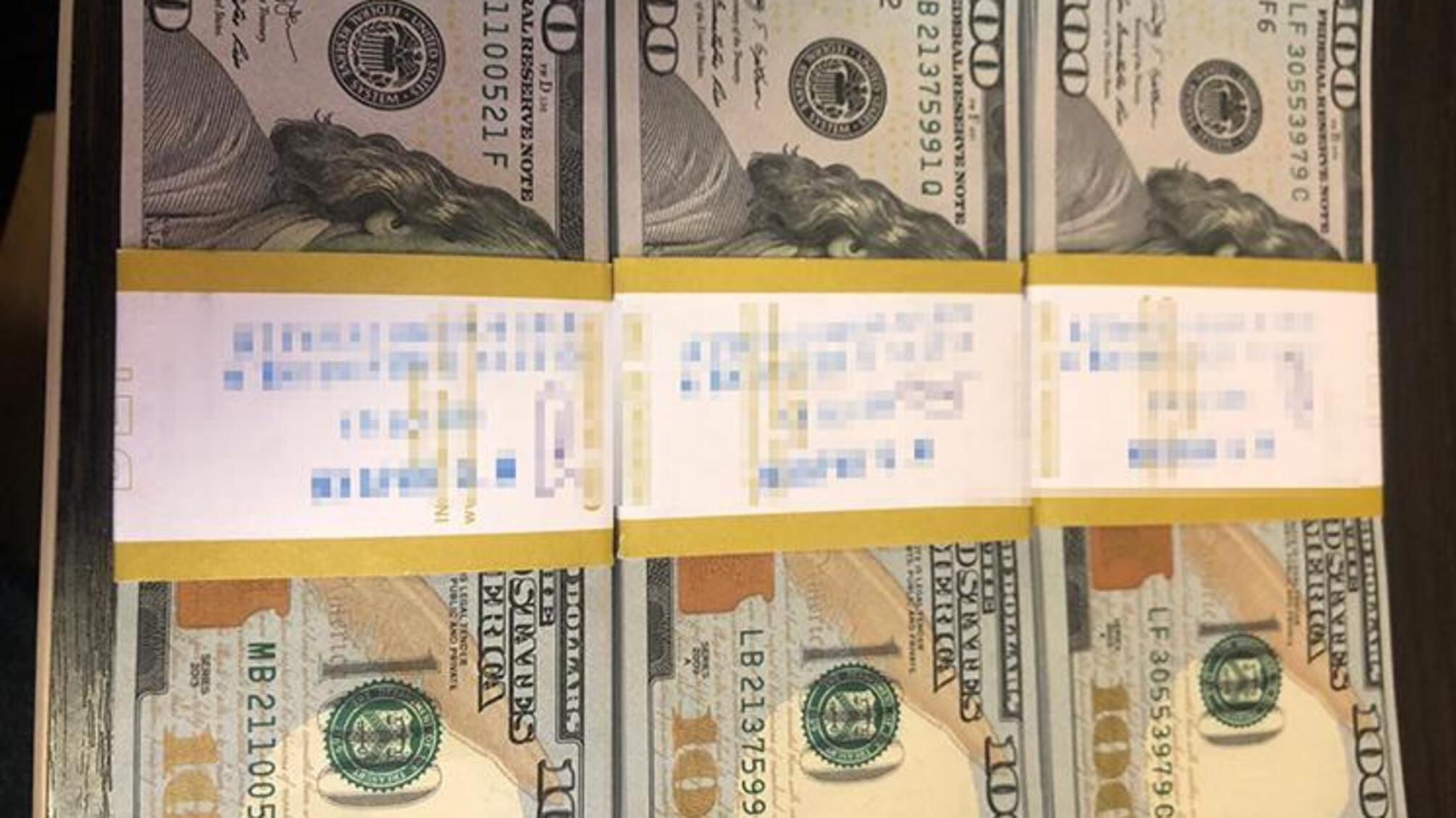 'Дядя, дай мільйон' - селищного голову взяли на мільйонному хабарі