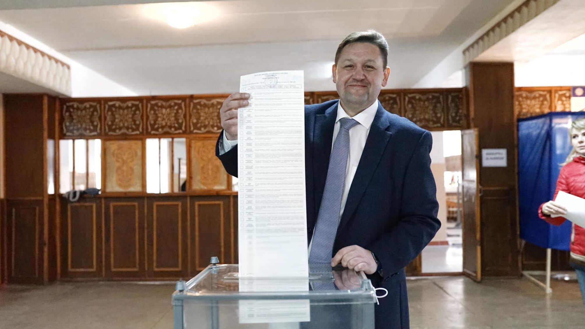 Вибори на Житомирщині: губернатор під час голосування порушив закон