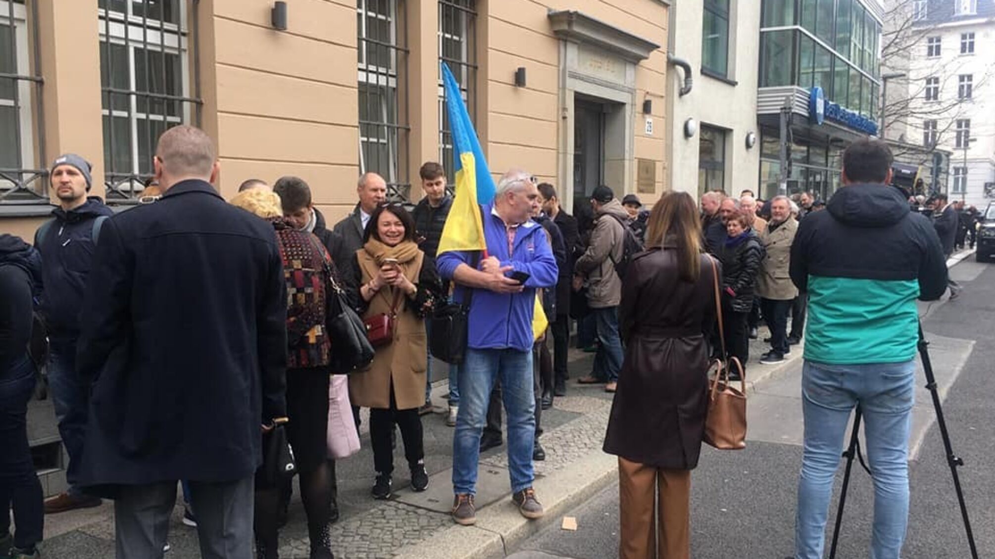 У Берліні під посольством вишикувалась велика черга виборців (ФОТО)