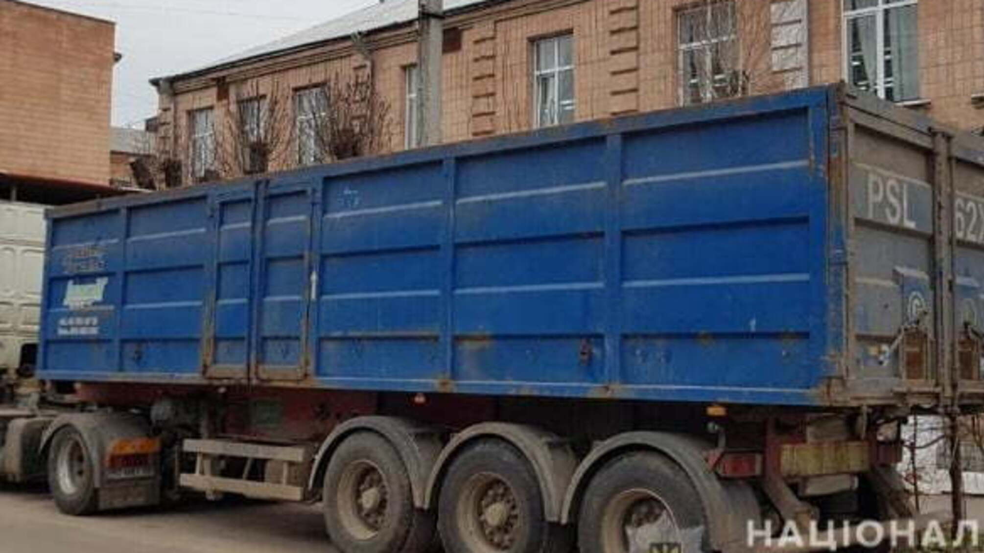 На Житомирщині затримали вантажівку з львівським сміттям