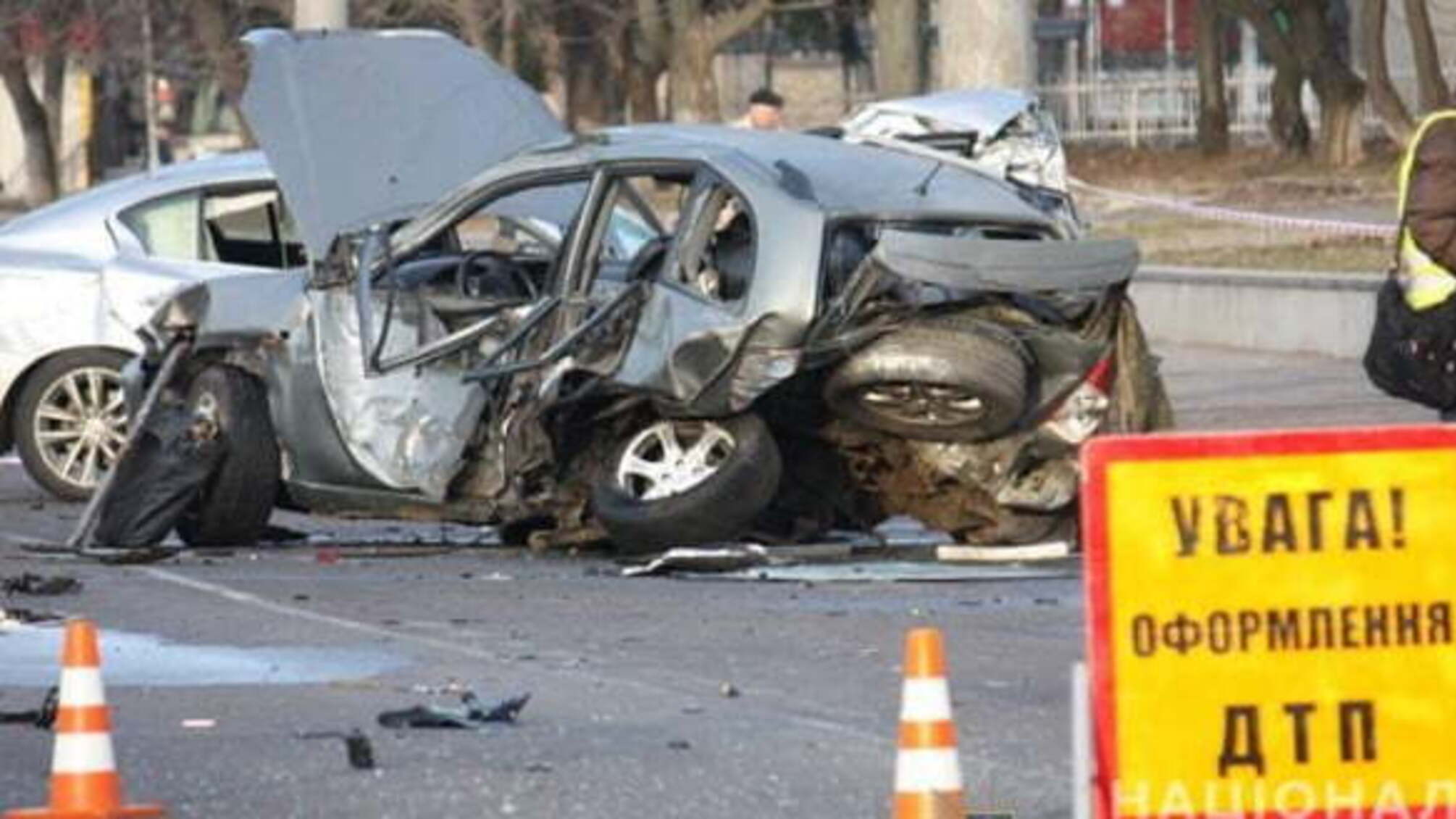 У Вінниці молодик на Infiniti вщент розтрощив таксі, є постраждалі