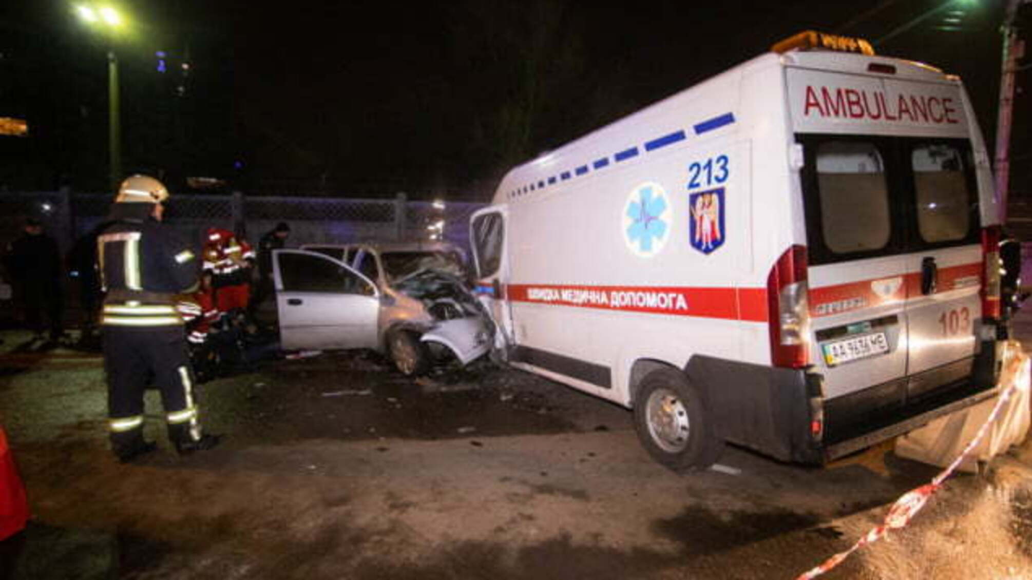 У Києві на мосту зіштовхнулись легковик та “швидка”: є загиблі (ВІДЕО)