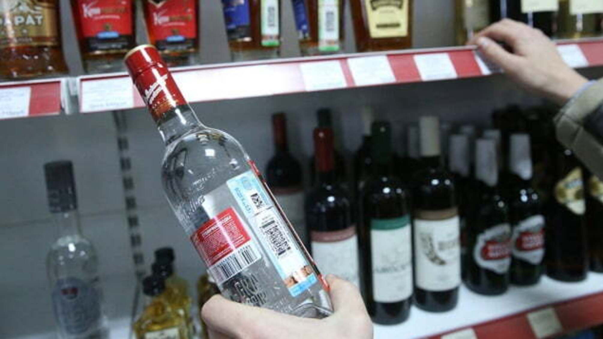Мало не до смерті: на Черкащині зловмисник жорстоко побив продавчиню та викрав з магазину горілку