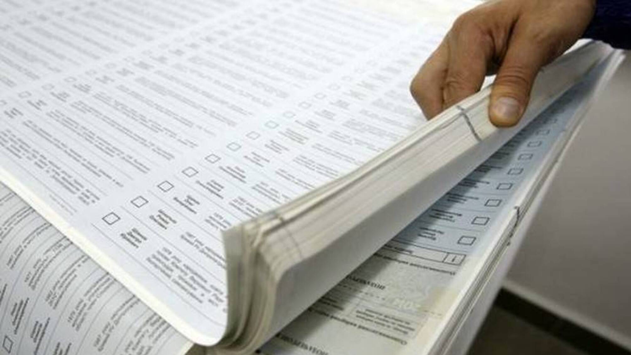 Бюлетеневий дощ – як у Львові на ОВК роздавали бюлетені без перевірки документів (ВІДЕО)