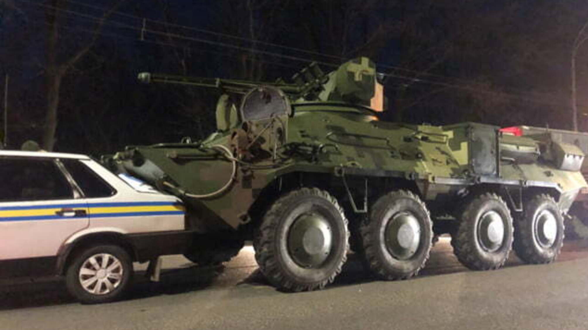Брат на брата – у Києві БТР врізався в машину військової інспекції (ВІДЕО)