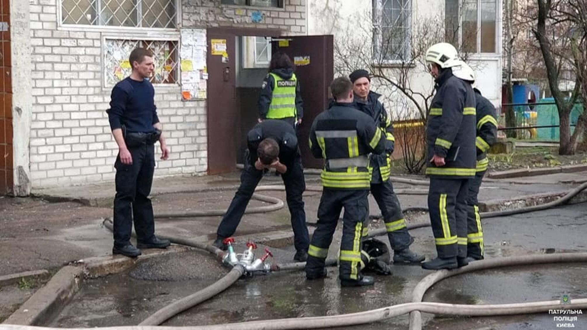Дітей виносили на руках: у Києві поліцейські рятували заблокованих внаслідок підпалу мешканців багатоповерхівки