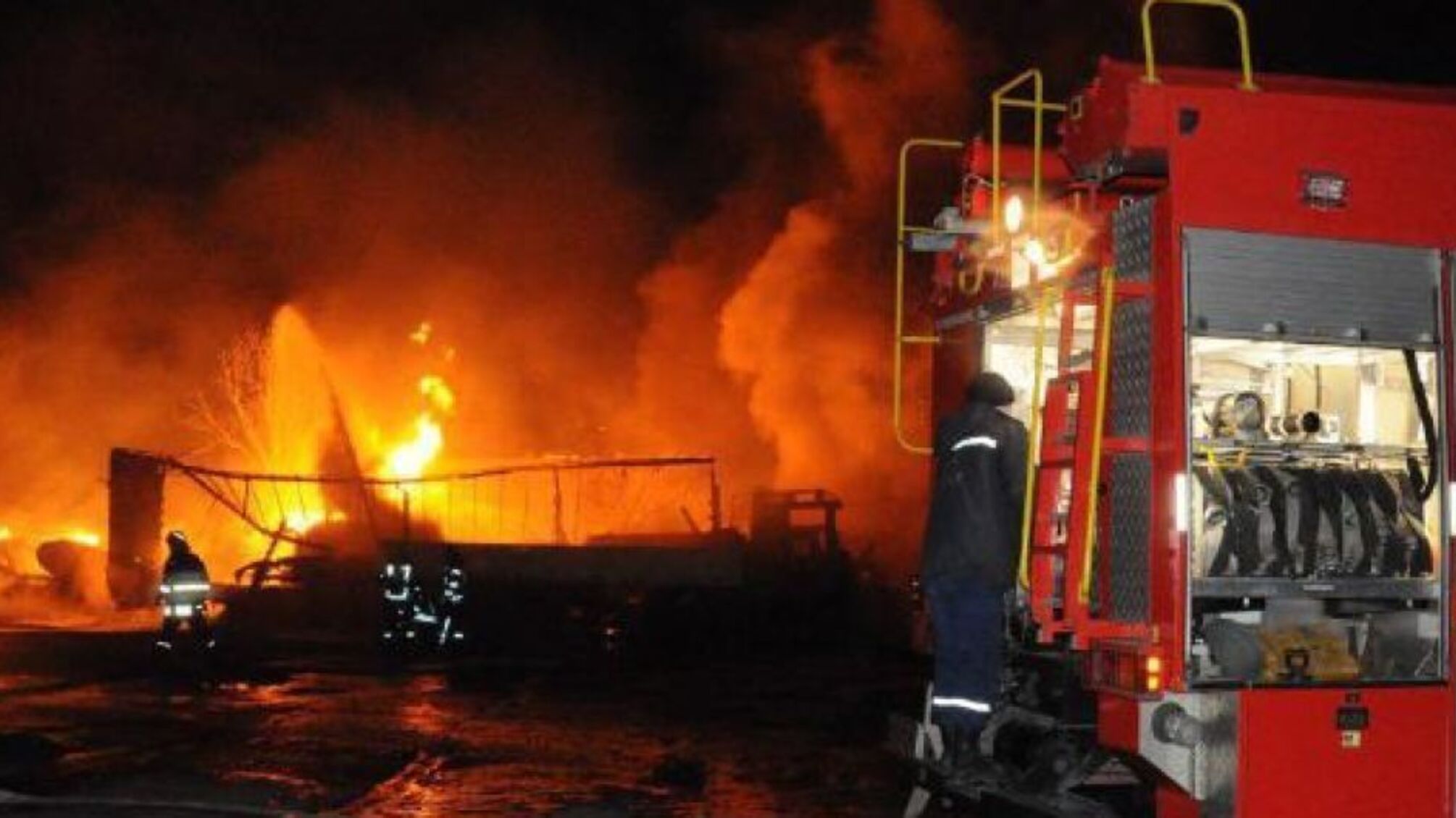 Серія потужних вибухів пройшла в Кропивницькому – десятки понівечених авто: відео