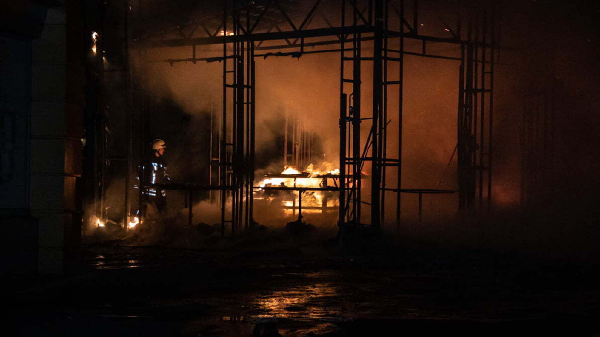 Вночі горів столичний Деміївський ринок – фото
