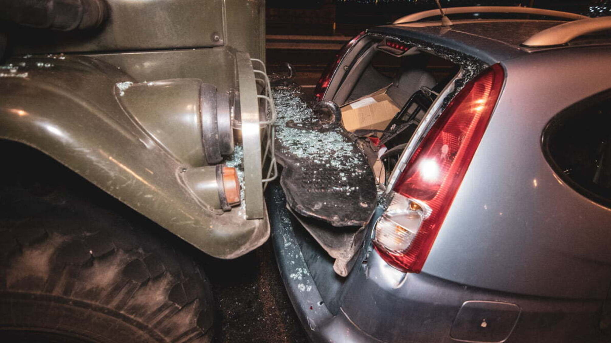 ДТП на Гаванському мосту в Києві – військова вантажівка врізалась у легковик з дитиною (ФОТО)
