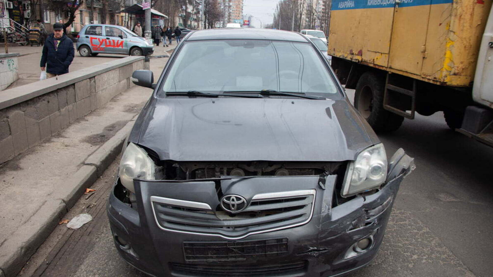 У Києві сталась масштабна ДТП за участі легковиків, тролейбуса та фури (фото)