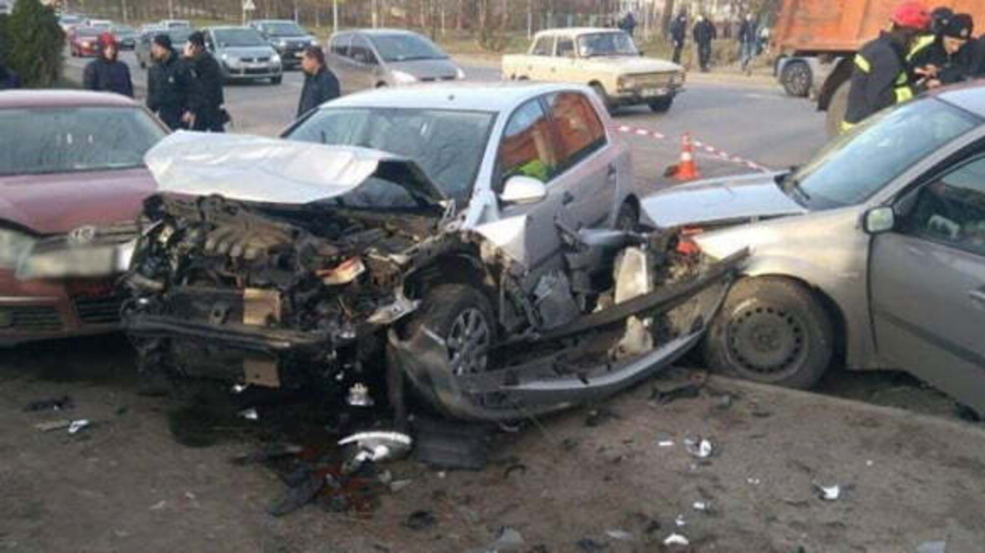 Потрійна ДТП у Львові: у пошкодженому авто затиснуло жінку
