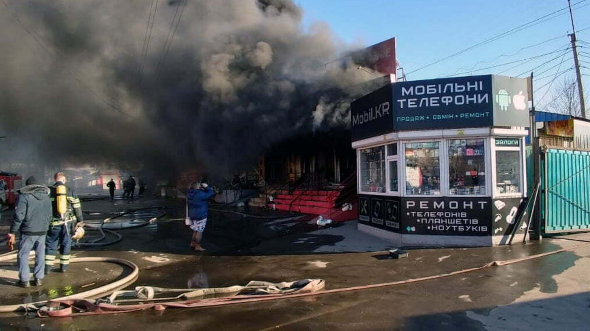 Потужна пожежа в Кривому Розі знищила половину торгових рядів: в Мережі показали перші кадри масштабного полум'я
