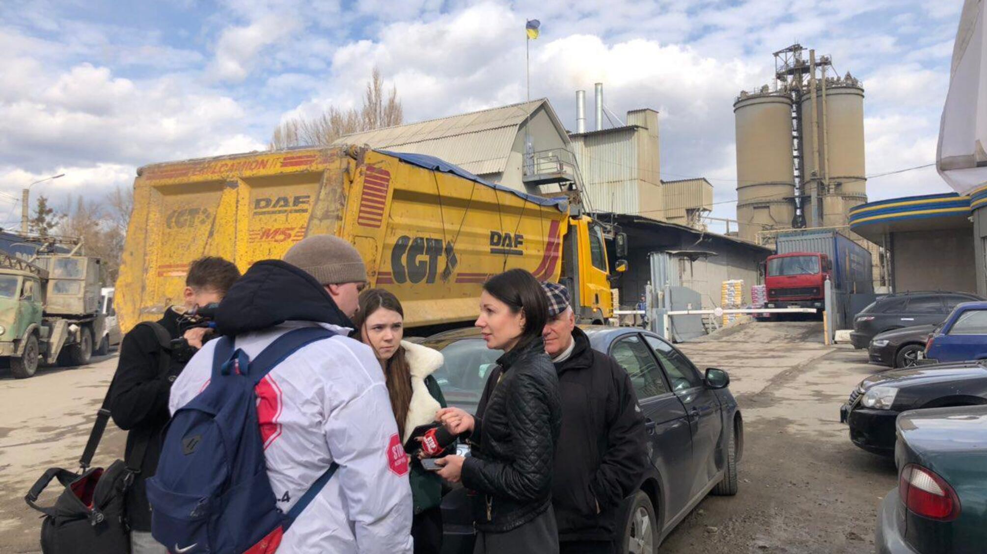 Пил в очі – у Києві підприємство виробляє будматеріали просто на головах у людей