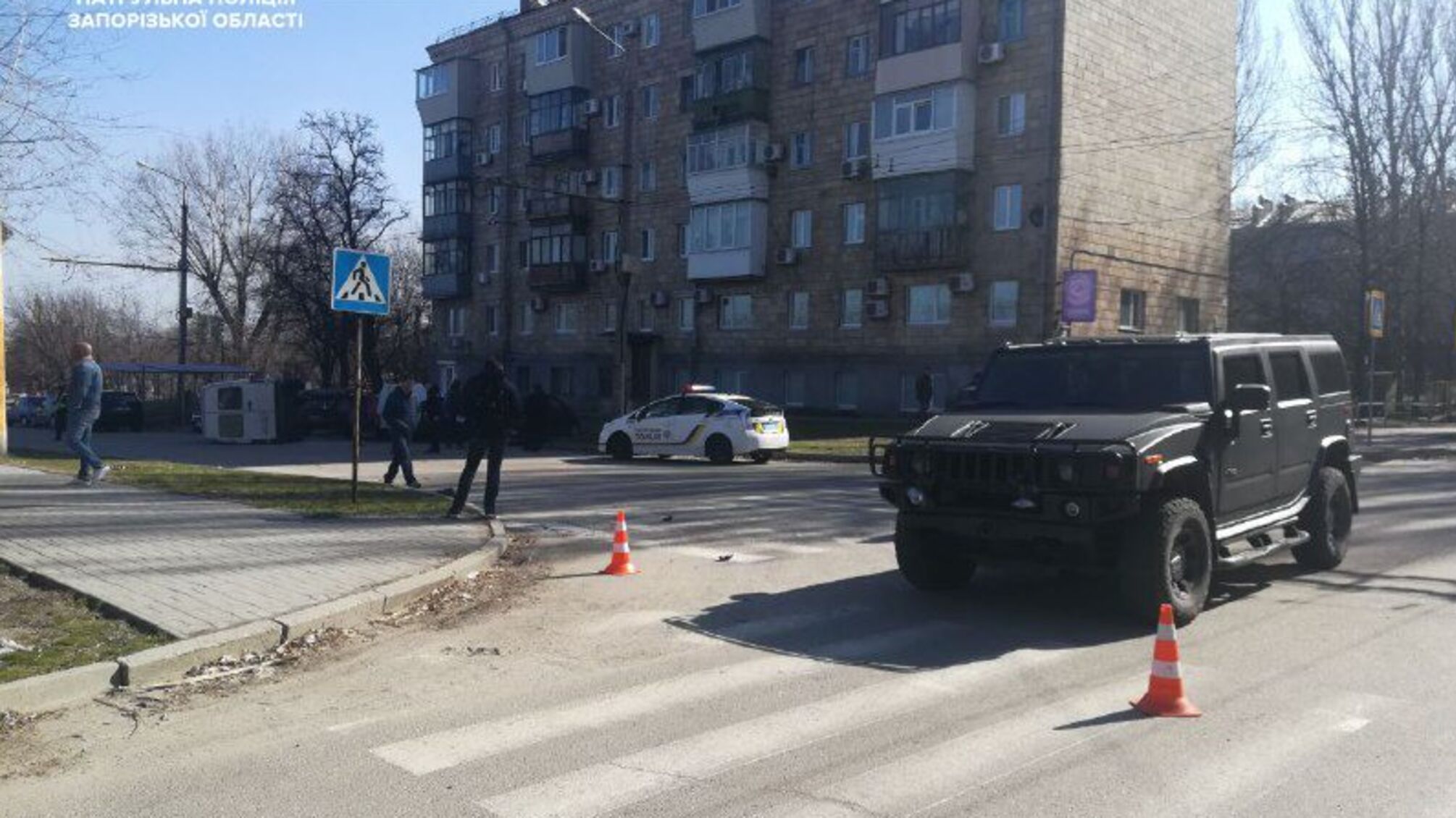 У Запоріжжі внаслідок зіткнення з “Хаммером” перекинулась маршрутка: є постраждалий (фото)