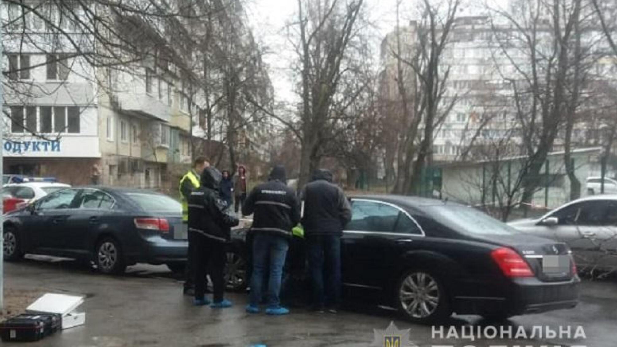 Вистрілив у голову та втік – у Києві невідомий застрелив чоловіка просто в салоні Мерседеса