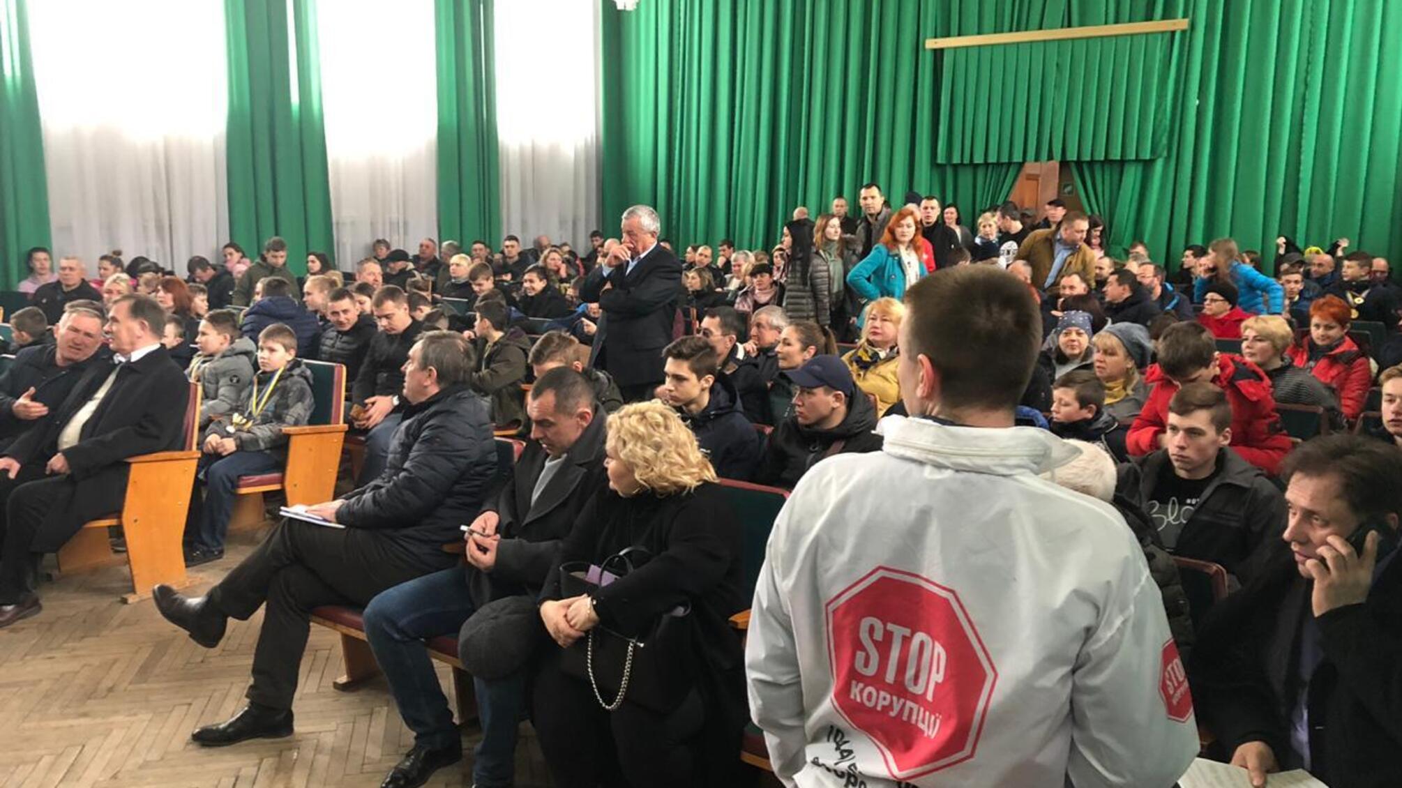 Масштабна акція протесту на Житомирщині – люди вимагають відновлення будівлі Молодіжного центру (фото)