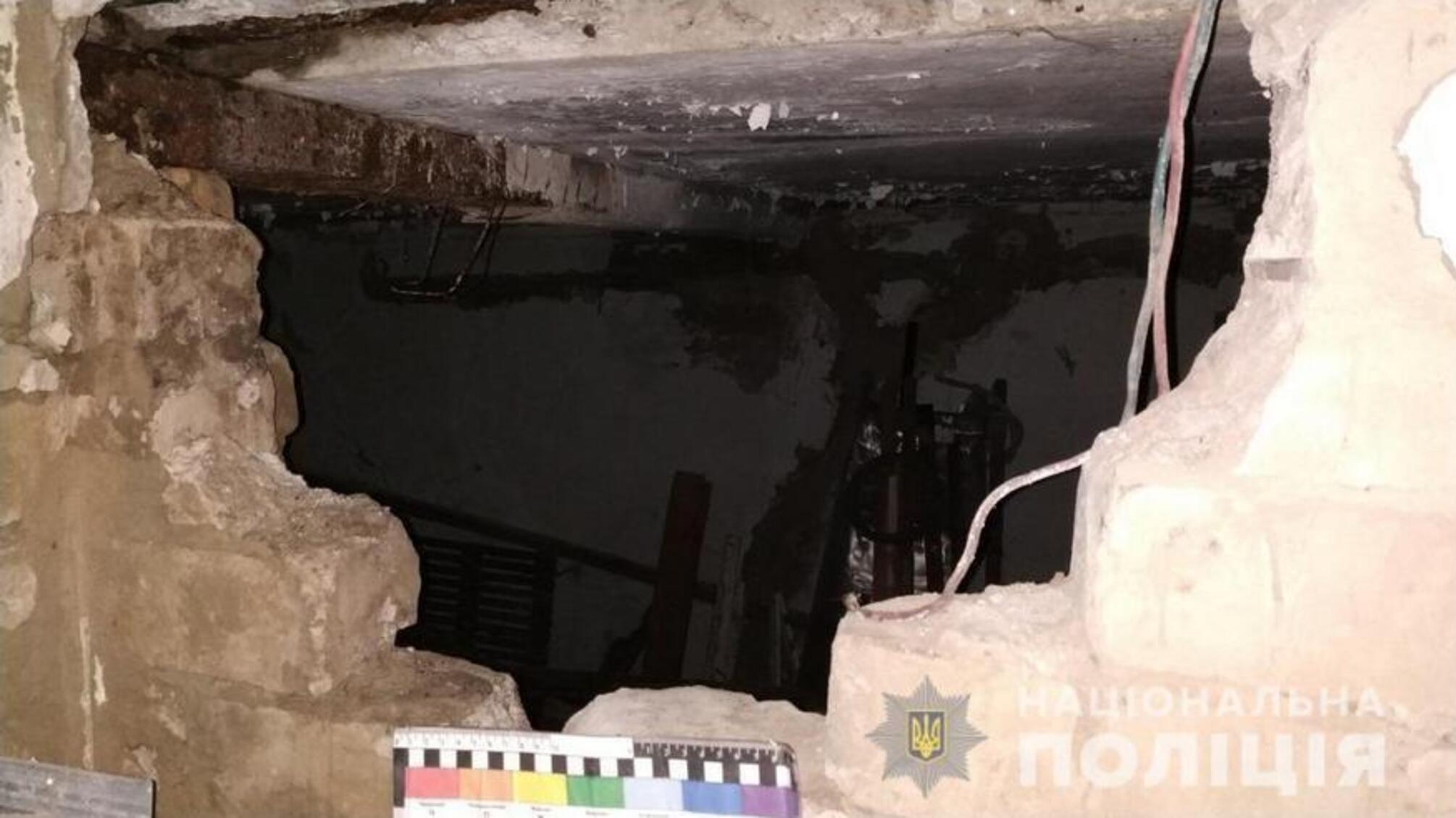 На Дніпропетровщині зловмисники пограбували гараж, проламавши в ньому стіну
