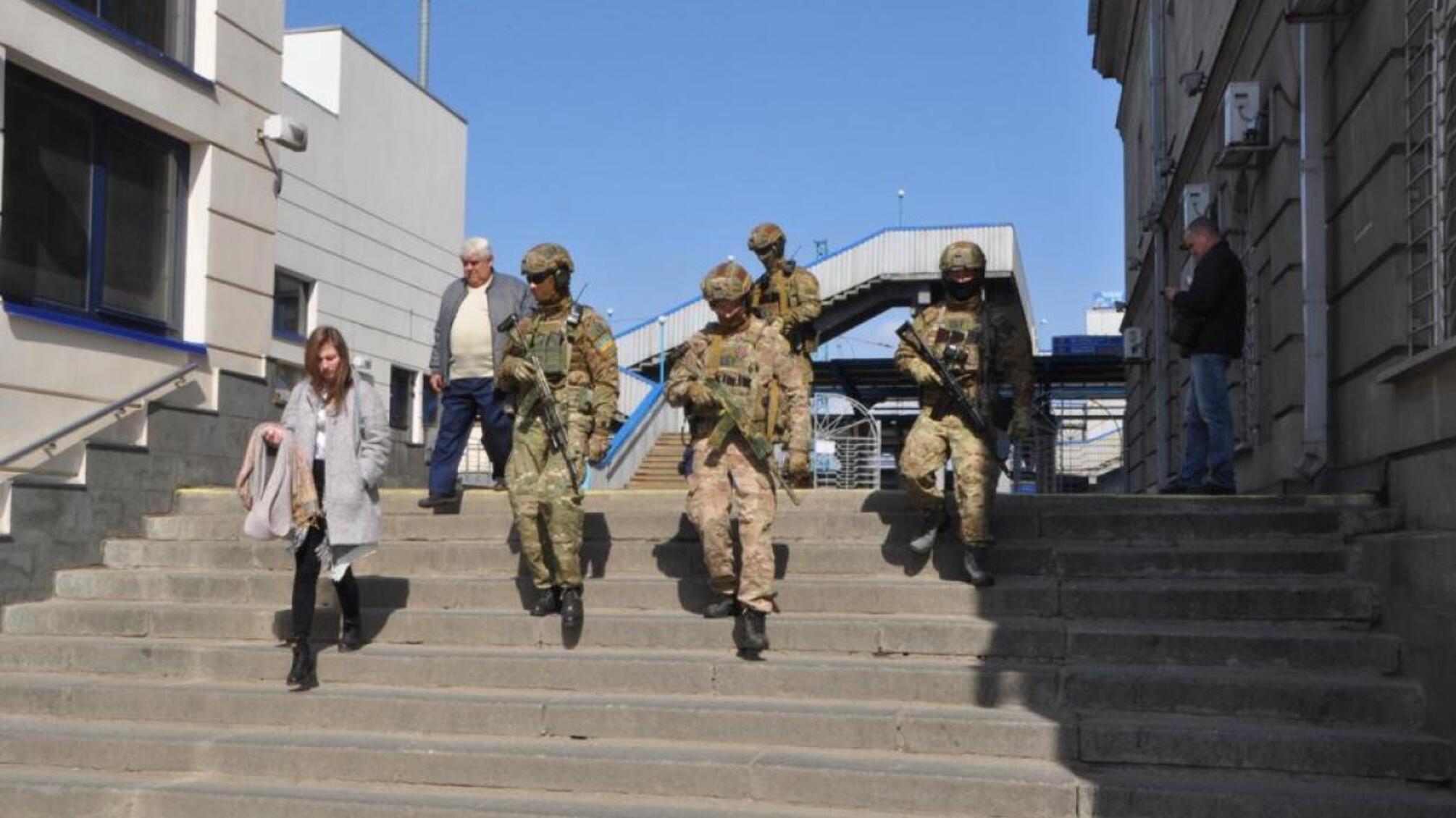 Дніпро посилено патрулюють бронемашини та спецпідрозділи СБУ – ЗМІ