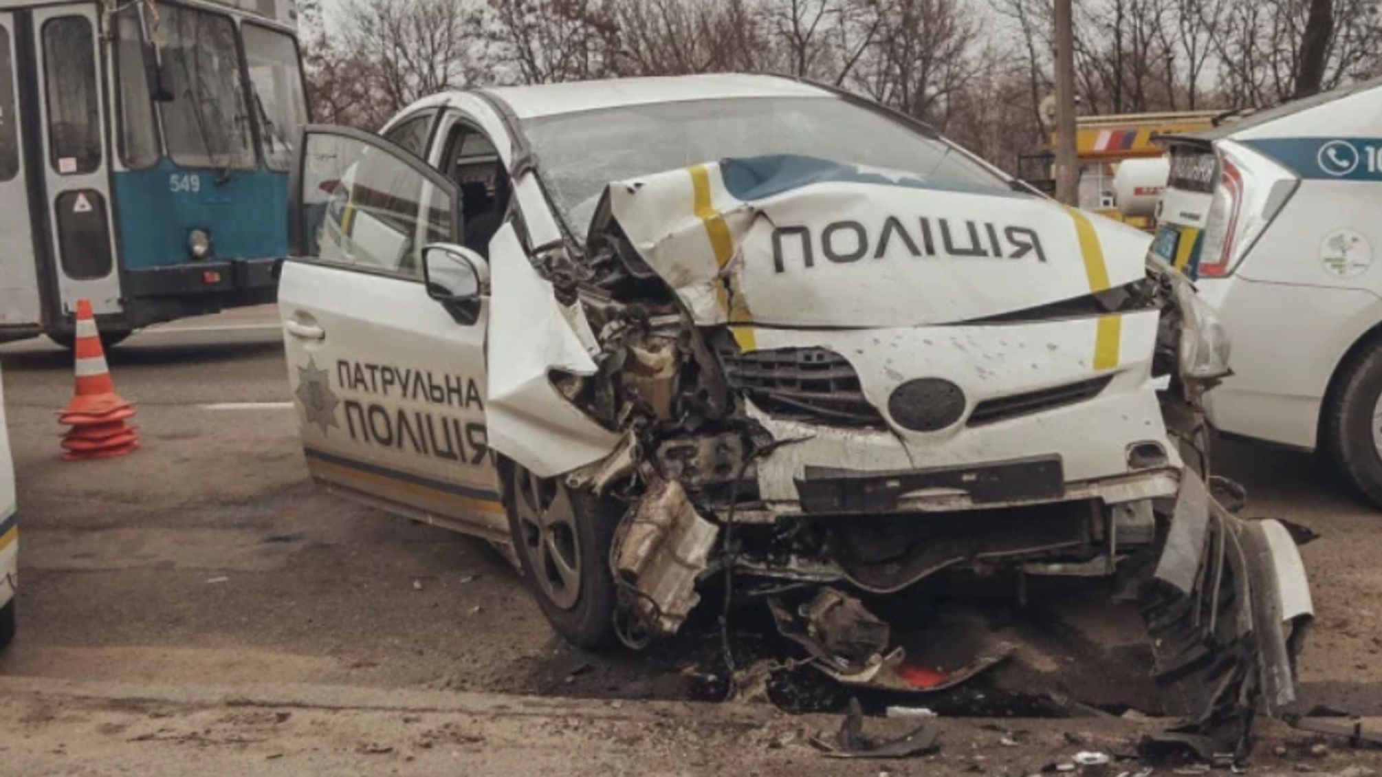 У Києві коп не впорався з керуванням: Prius влетів в електроопору (ФОТО)