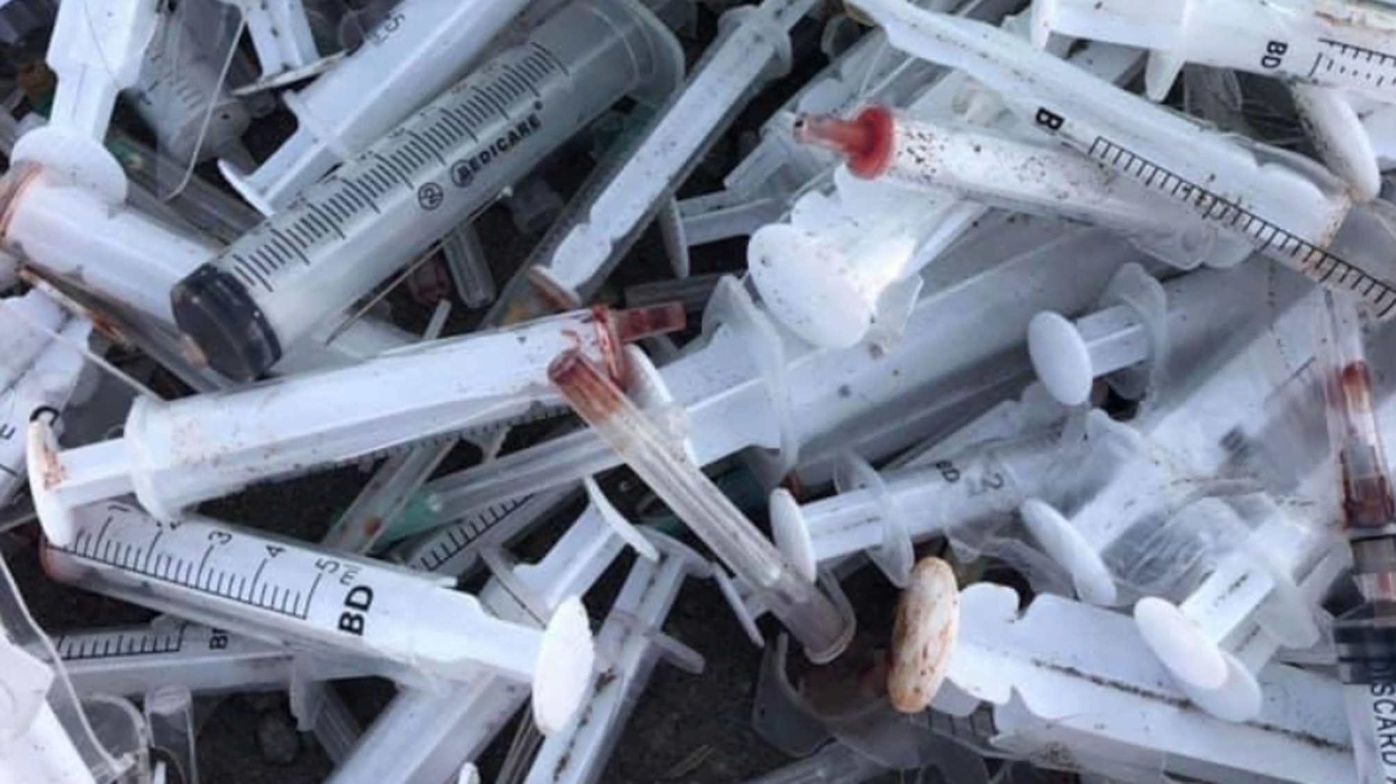 У Петропавлівській Борщагівці виявили звалище використаних шприців