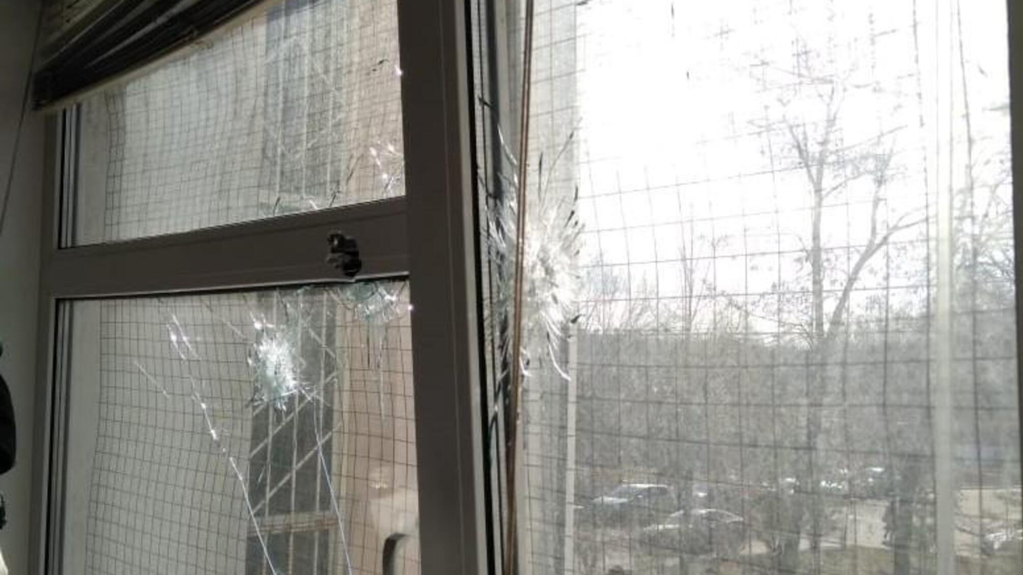 Дірки у стінах та вікнах – в Києві невідомий обстріляв Голосіївський райсуд (ФОТО)