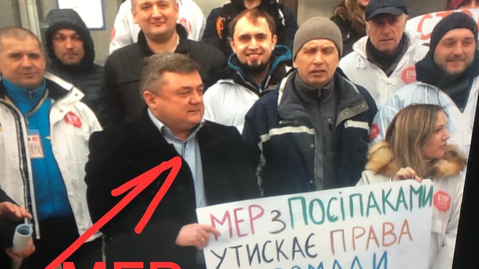 Мер-перевертень: як очільник Олевська для фото з посадовця став активістом