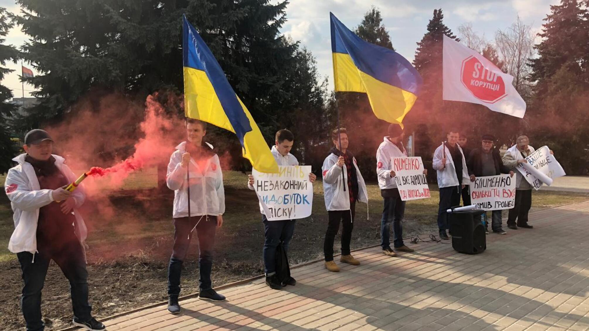 Одні миють пісок, інші відмивають гроші: у Броварах мітингували через незаконний видобуток надр