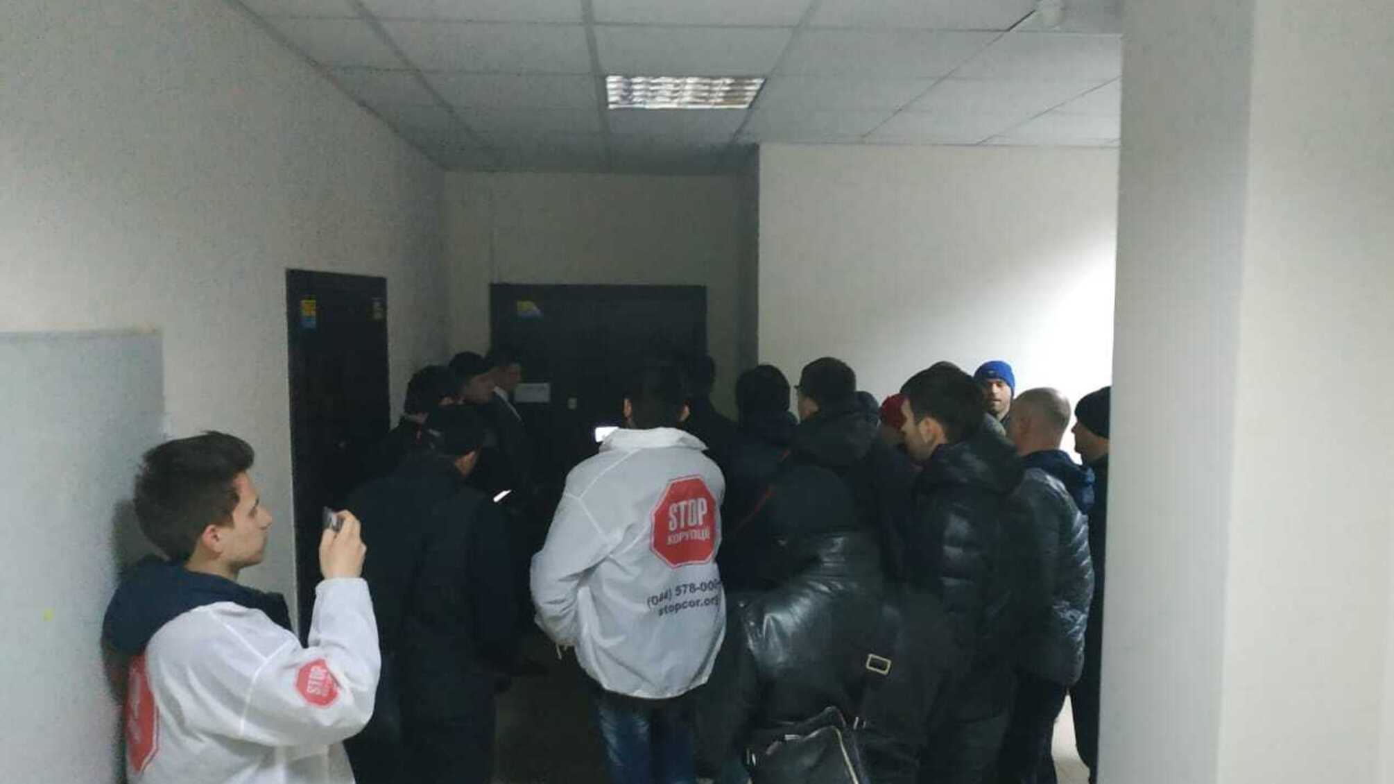 Пішли на рекорд – обшук підприємства податківцями тривав понад 30 годин, адвокати назвали це катуванням