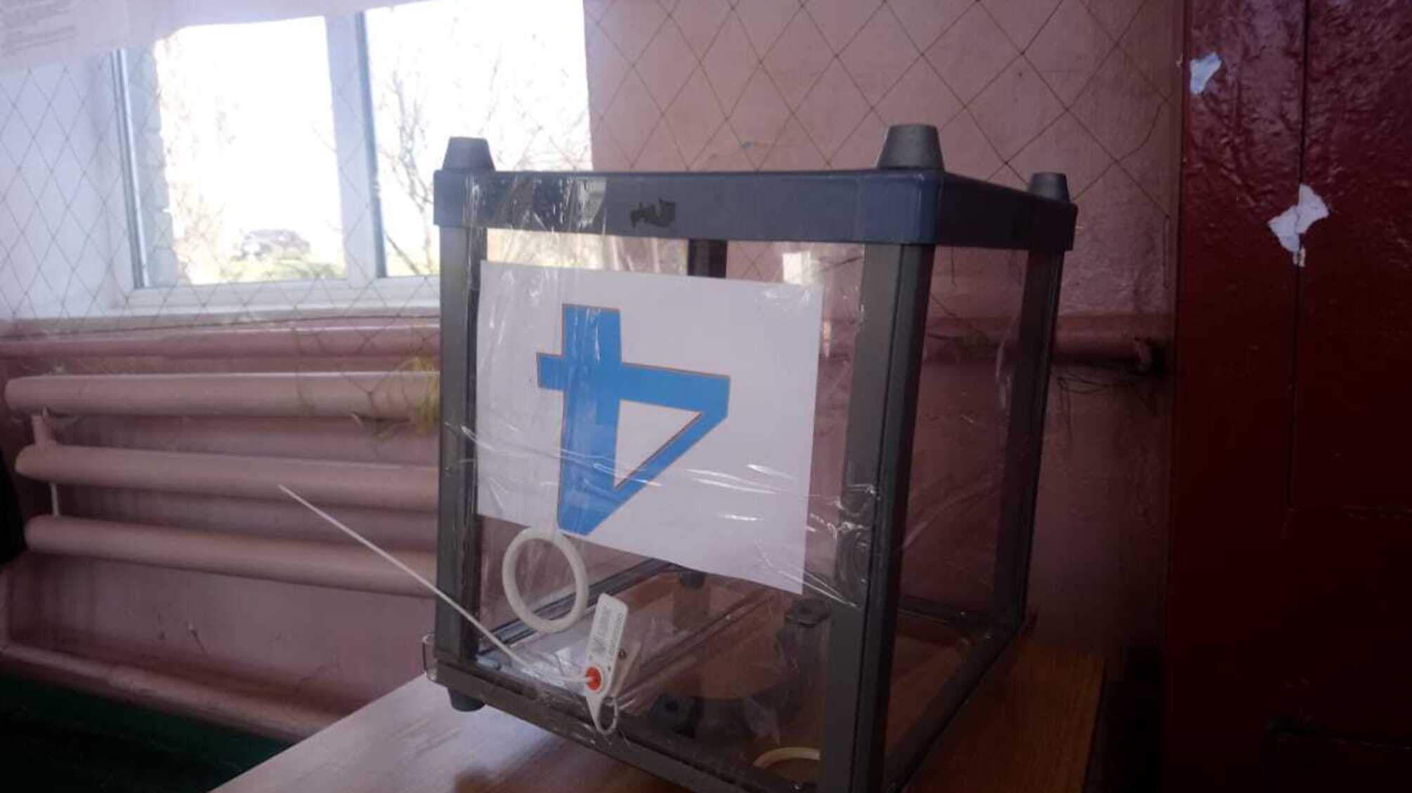 Взяли штурмом: на Дніпропетровщині пенсіонери штурмували виборчу дільницю (ВІДЕО)