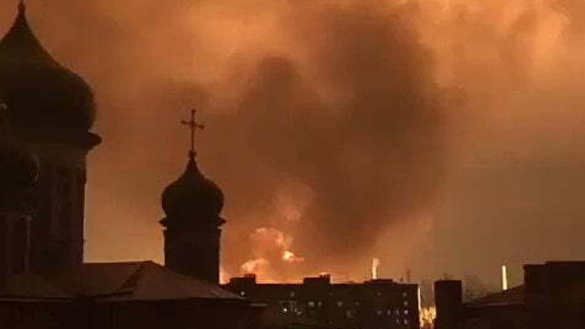 'Люди в халатах вибігали на вулицю', – вибухи в Кропивницькому підпалили житловий будинок, постраждалі в реанімації – кадри