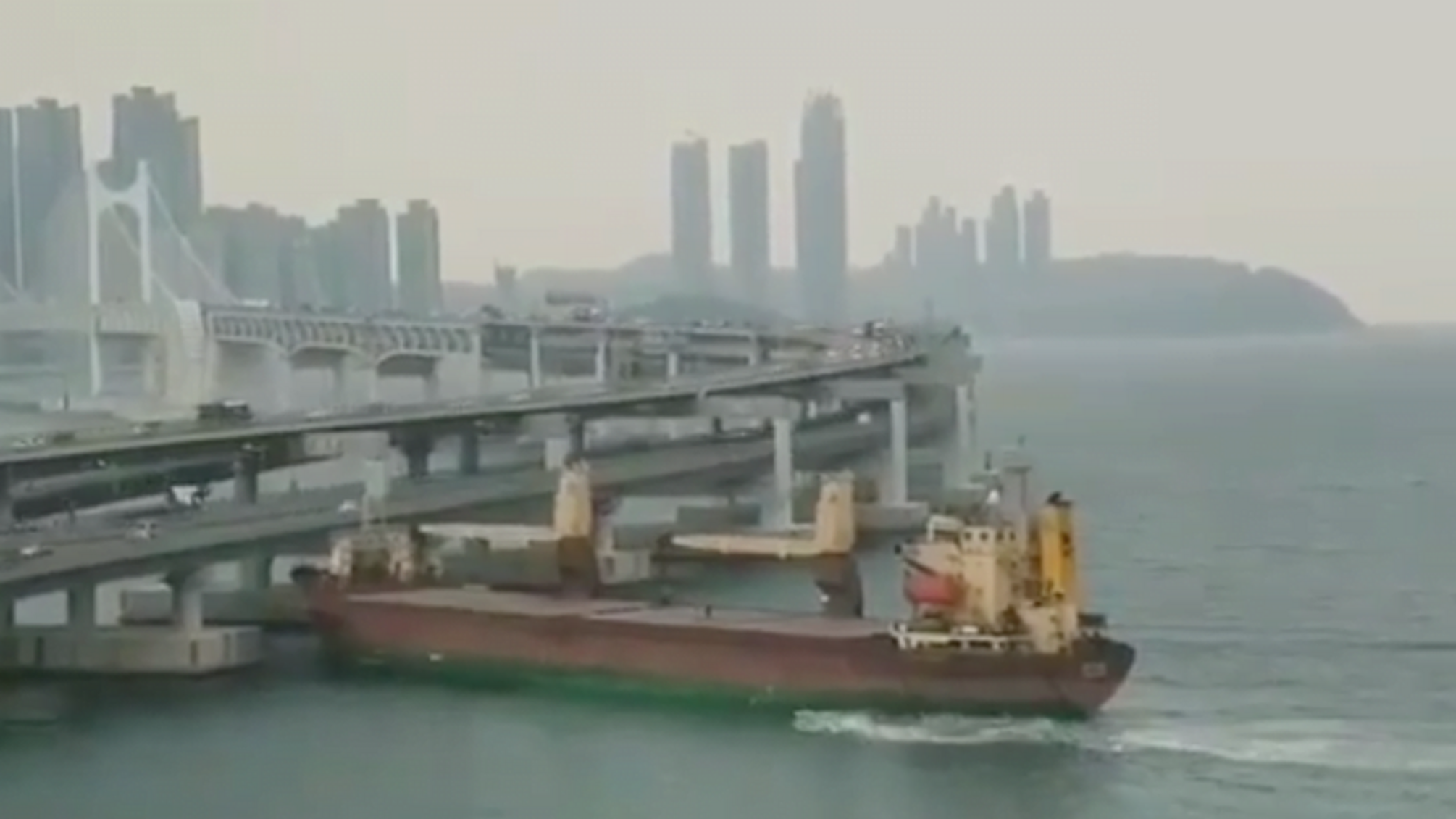 У Південній Кореї російське судно з п’яним капітаном на борту врізалось у міст (ВІДЕО)
