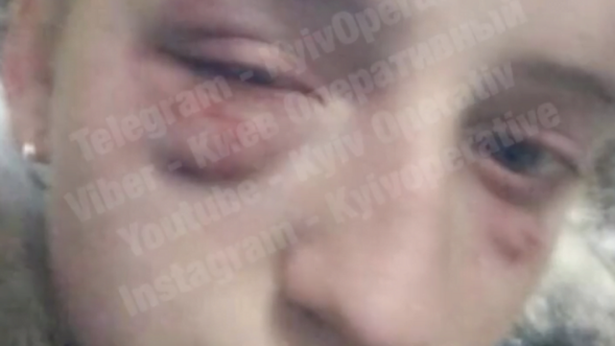 Стала на коліна, а її побили ногами – в мережі з’явилось відео жорстокого побиття школярки (відео)