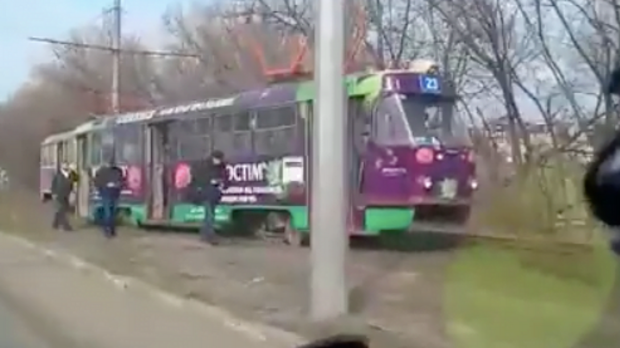 У Харкові вагон трамвая відчепився та зійшов з рейок – відео