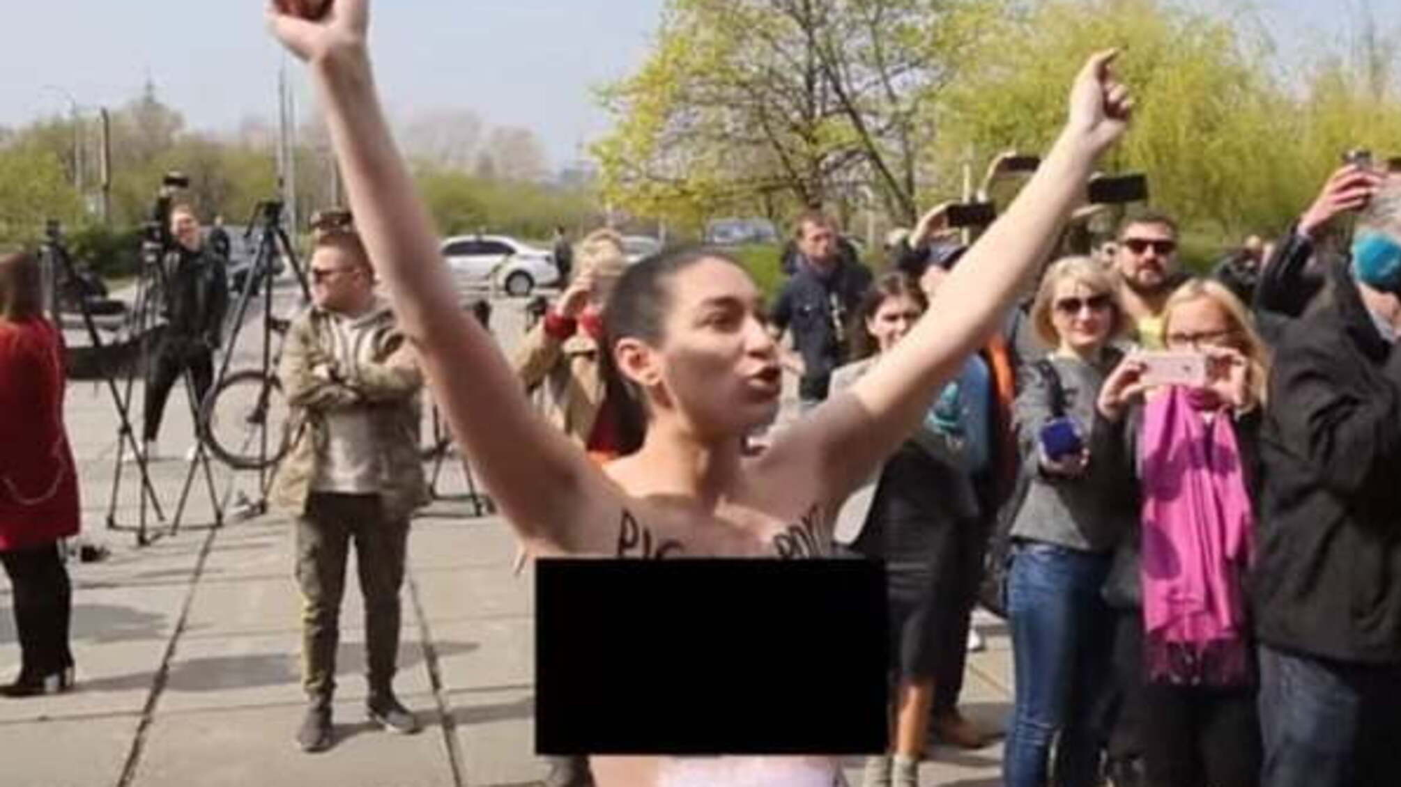 Вагітна й гола: у Києві активістка Femen роздяглась на виборчій дільниці (ВІДЕО)