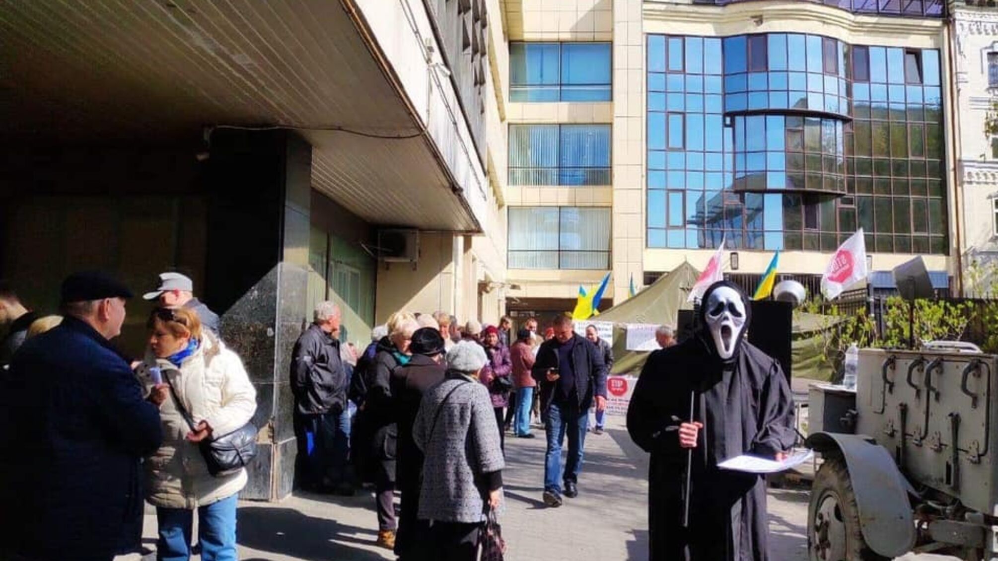 Оркестр і смерть з косою: учасники фіскального майдану зайшли до керівництва ДФС