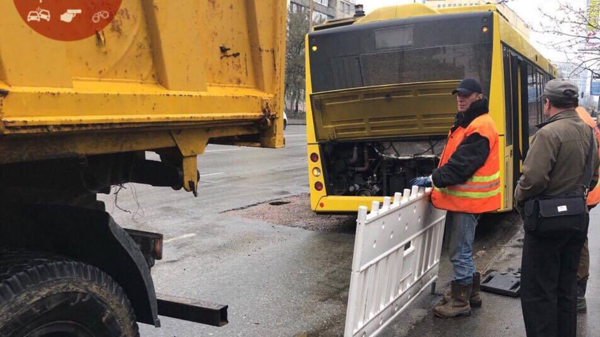 Приїхали – у Києві пасажирський автобус застряг в ямі посеред дороги (ФОТО)