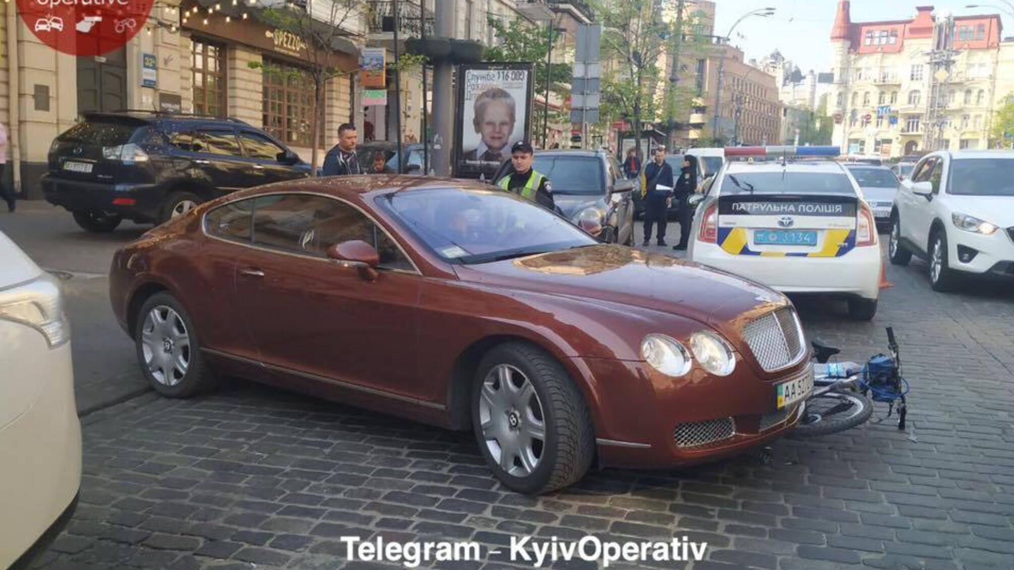 У центрі Києва водій Bentley збив велокур’єра (ФОТО)