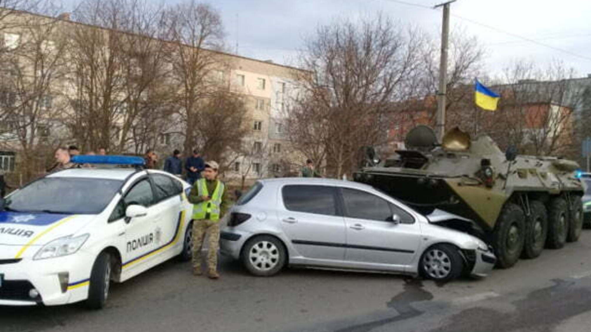 БТР без гальм – на Рівненщині відбулось ДТП за участі військової техніки (ФОТО)