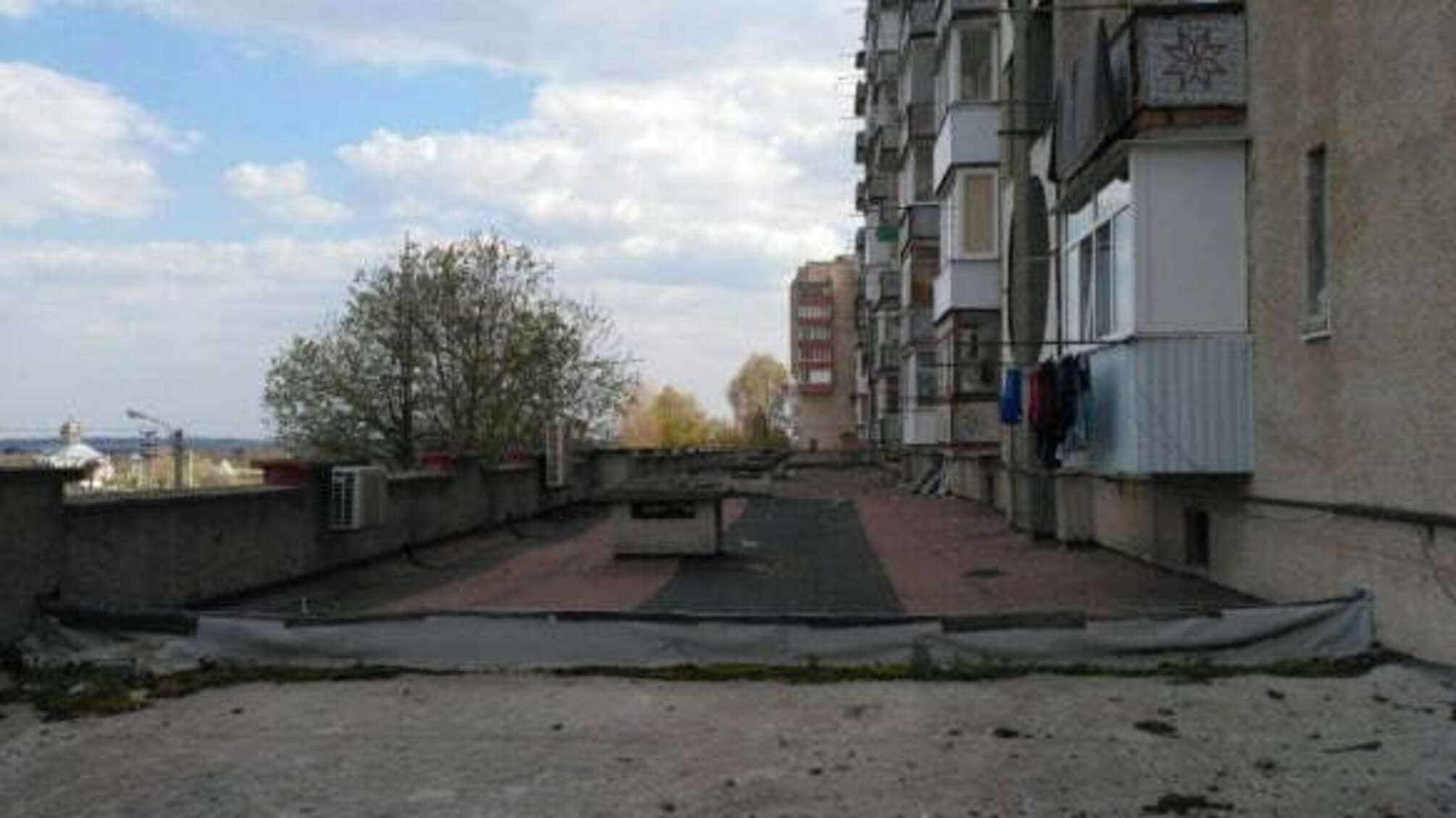 Труп на даху: в Чернівецькій області на покрівлі будинку зайшли тіло