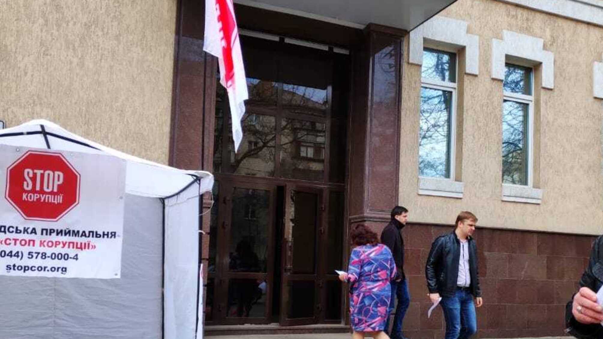 Звільнити не можна залишити: під ДФС стартували щоденні акції протесту 'Стоп корупції'