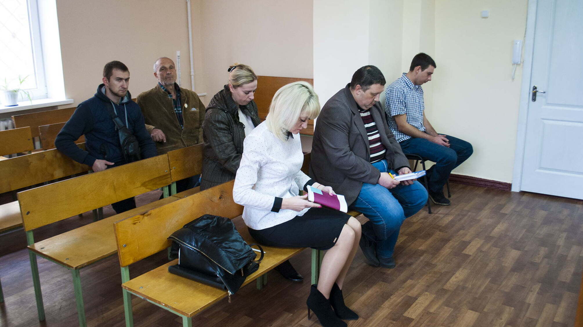 На Дніпропетровщині суддя відсторонила держслужбовців-хабарників від займаних посад