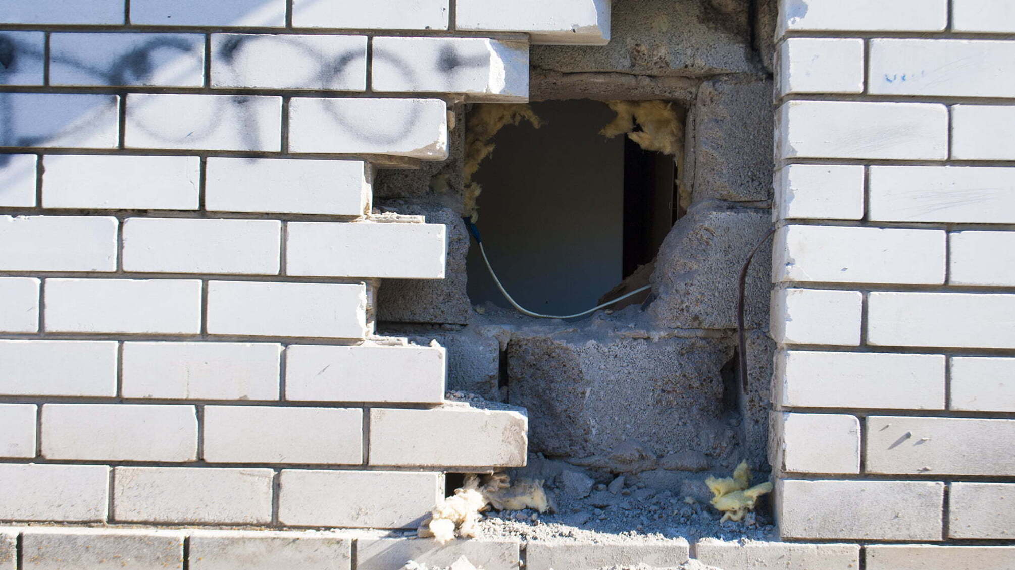 На Дніпропетровщині невідомі намагались пограбувати Нову Пошту, розібравши стіну