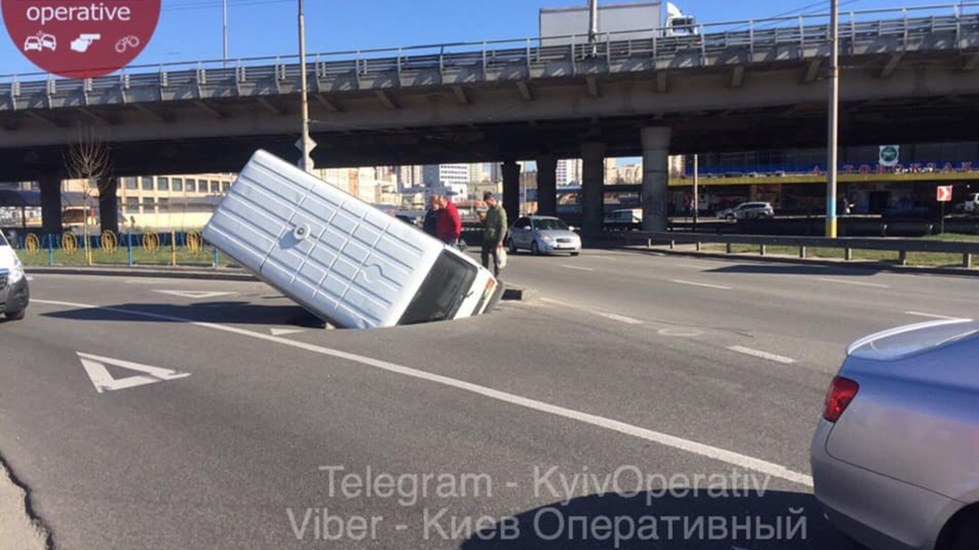 “Застряг в текстурах” – у Києві автомобіль втрапив в яму на дорозі й погруз в асфальті (ФОТО)